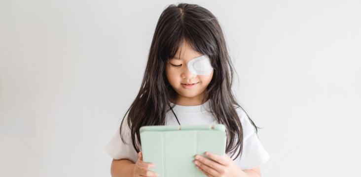 Bị cận không đeo kính có tăng độ không? Cận mấy độ phải đeo kính?